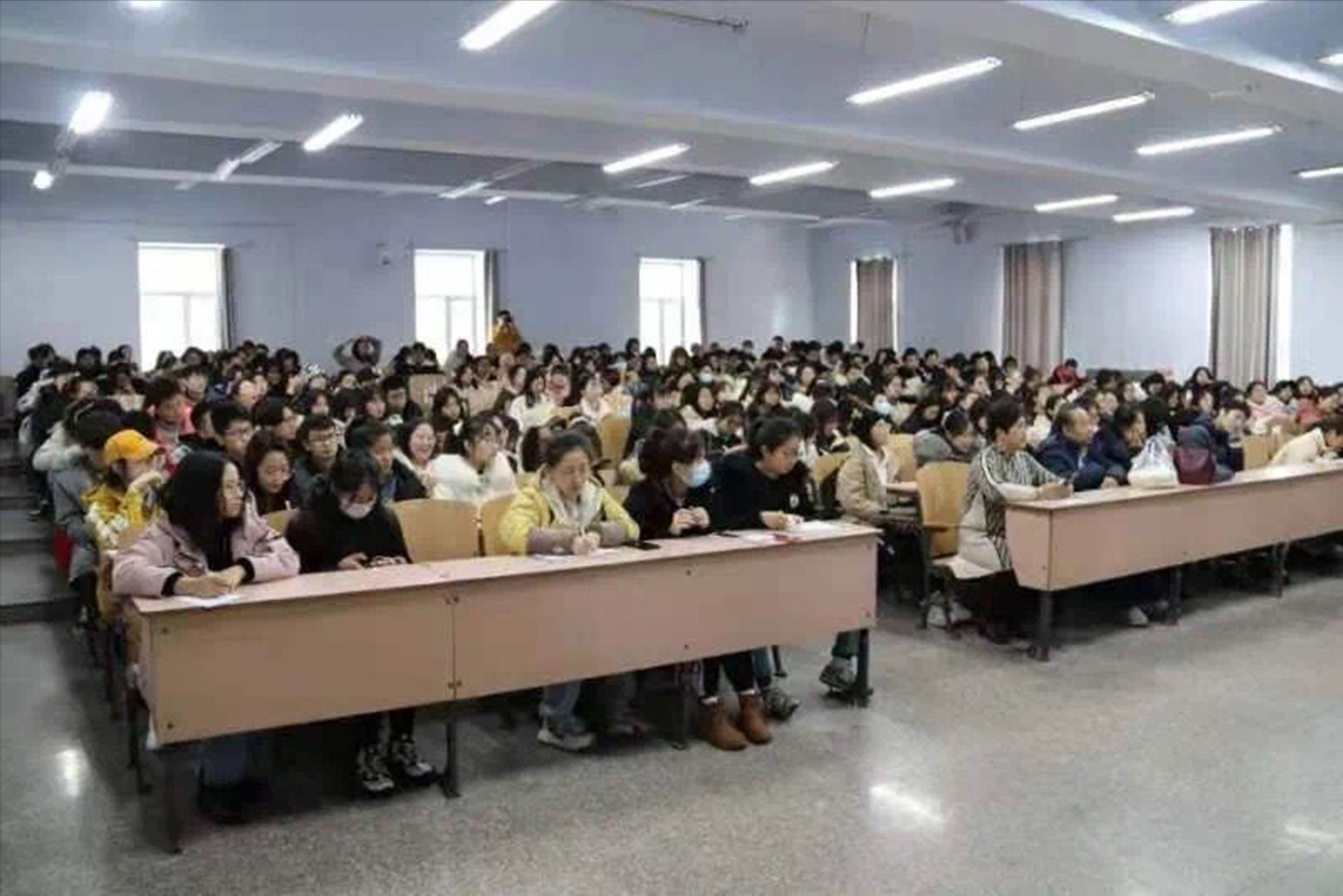 会议室里的人们描述已自动生成